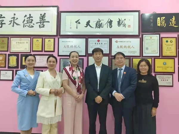 参观合影